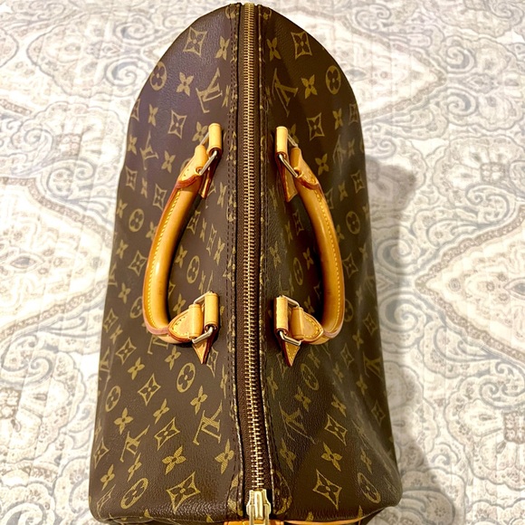 Authentic Louis Vuitton Speedy 35 Monogram ๐ - Picture 14 of 17